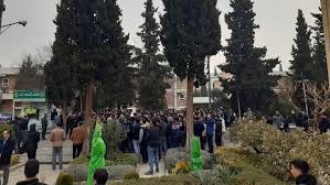 تجمع دانشجویان در کوی دانشگاه تهران در اعتراض به حذف امکانات رفاهی