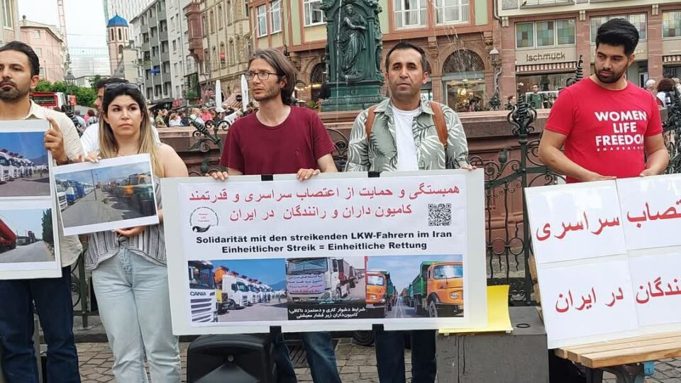 راهپیمایی ایرانیان خارج از کشور در حمایت از اعتصاب کامیونداران و