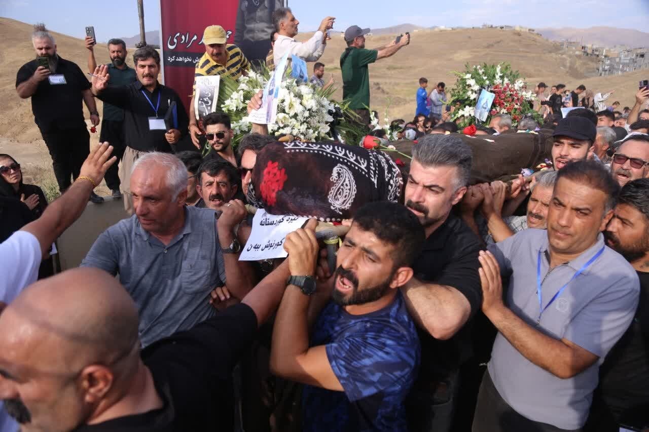 برگزاری مراسم خاکسپاری حمید مرادی فعال زیست‌محیطی در سنندج
