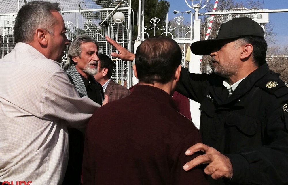 تجمع و ضرب‌وشتم سهامداران معترض پدیده شاندیز در مشهد