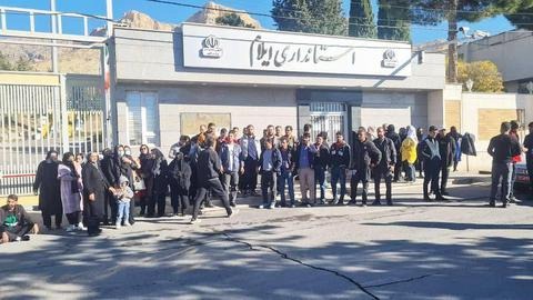 تجمع کارگران تعدیل‌شده پتروشیمی ارغوان‌گستر در استانداری ایلام
