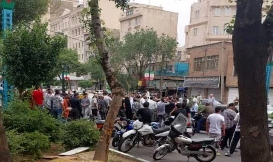 اعتراض شهروندان به قطع مکرر برق در داریان 1