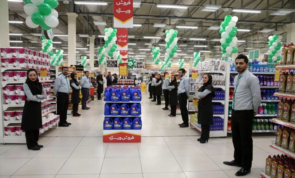 اعتصاب کارکنان فروشگاه رفاه در همدان 1