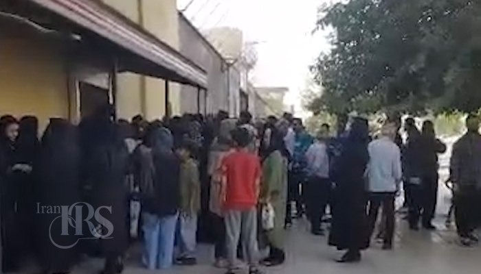 تجمع خانواده‌ زندانیان مقابل زندان دیزل‌آباد کرمانشاه