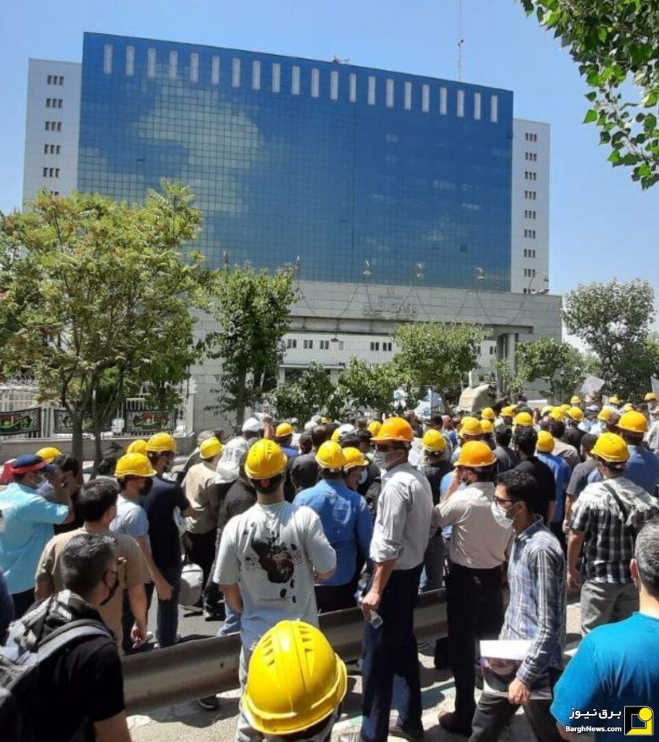 تجمع کارگران پست‌های فشارقوی برق در تهران1