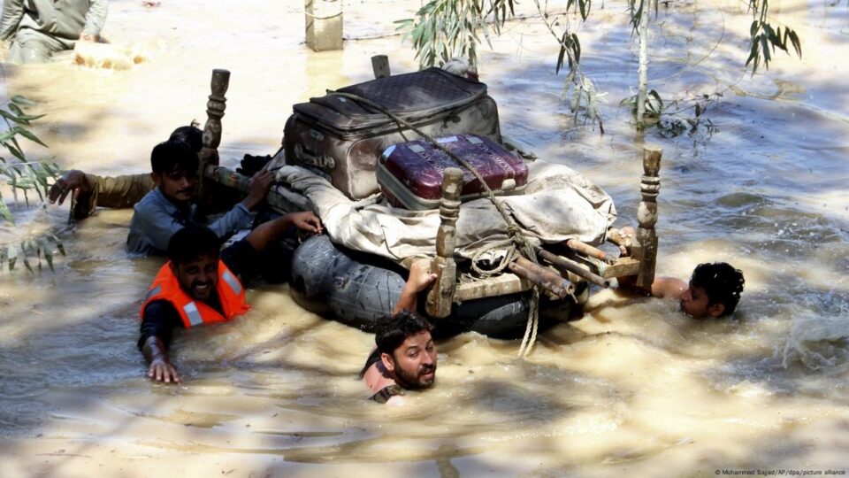 کشته شدن بیش از ۳۲۰ نفر بر اثر سیلاب و باران‌های شدید در پاکستان2