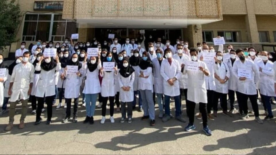 گردهمایی اعتراضی کارورزان پزشکی در بیمارستان کاشانی شهرکرد1