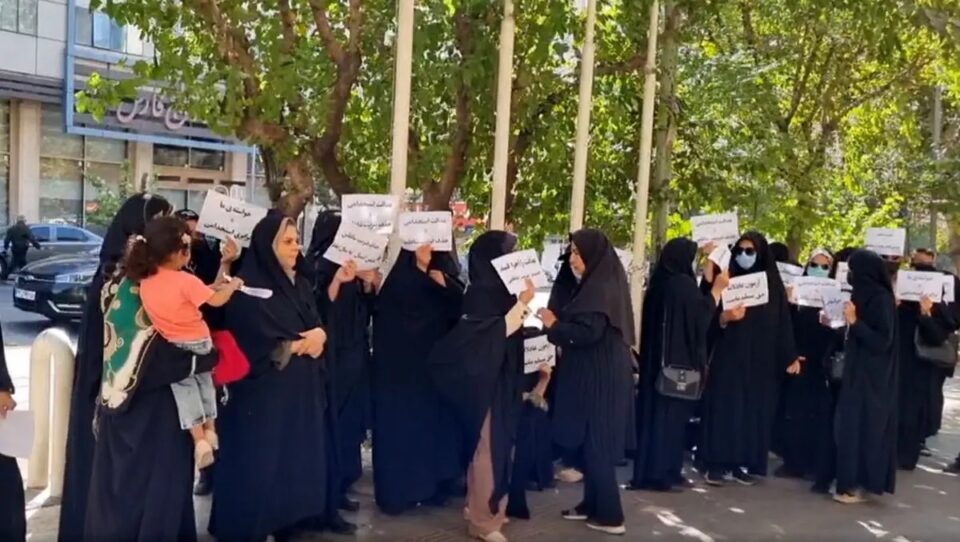 ادامه تجمع داوطلبان آزمون استخدامی آموزش و پرورش در تهران1