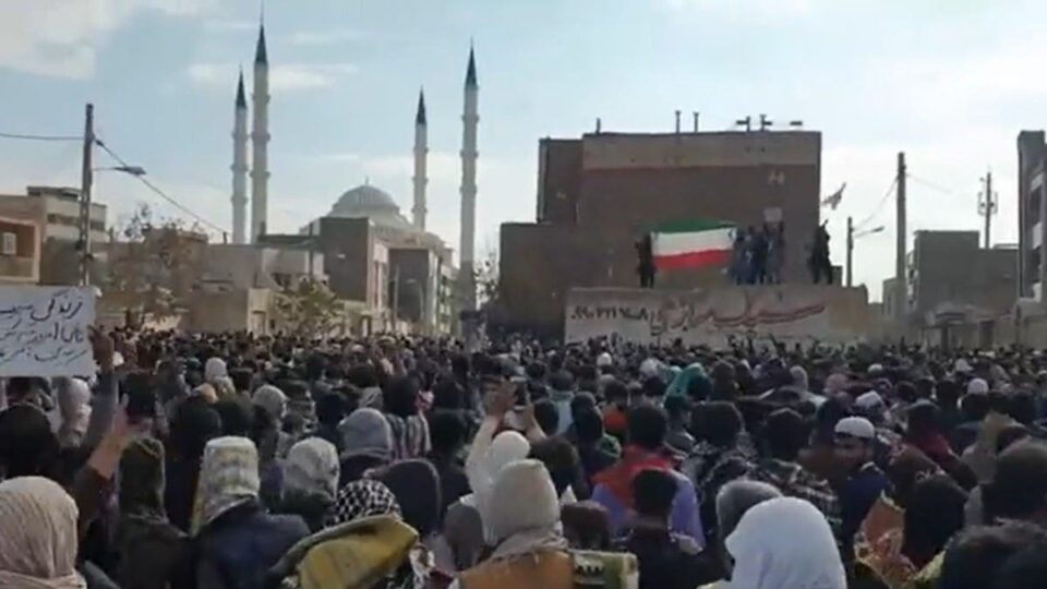تجمع شهروندان زاهدان در اعتراض به بسته شدن گذرگاه مرزی روتک