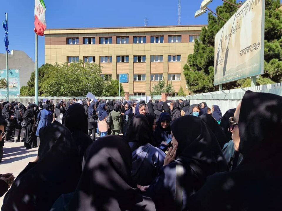 تجمع و اعتراض کادر بهداشت و درمان در تبریز 1