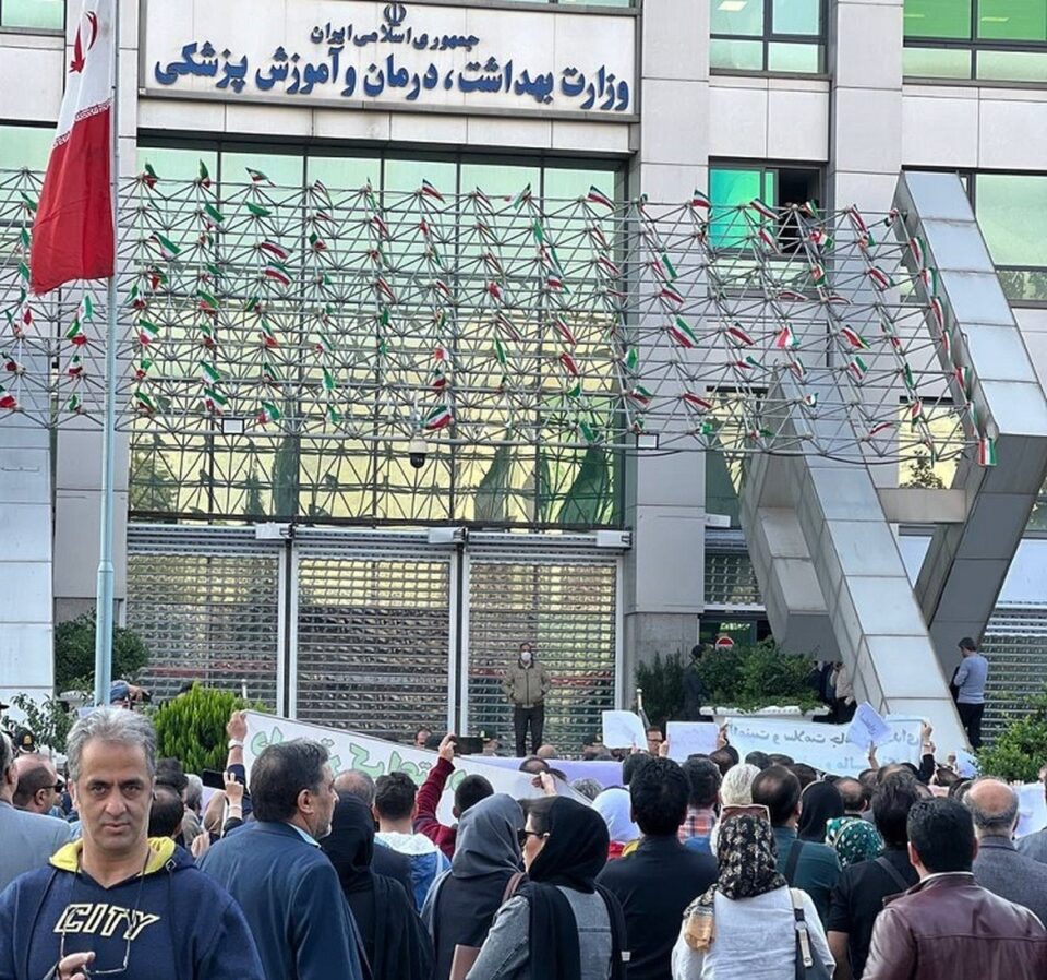 تداوم تجمع اعتراضی پزشکان مقابل وزارت بهداشت در تهران1