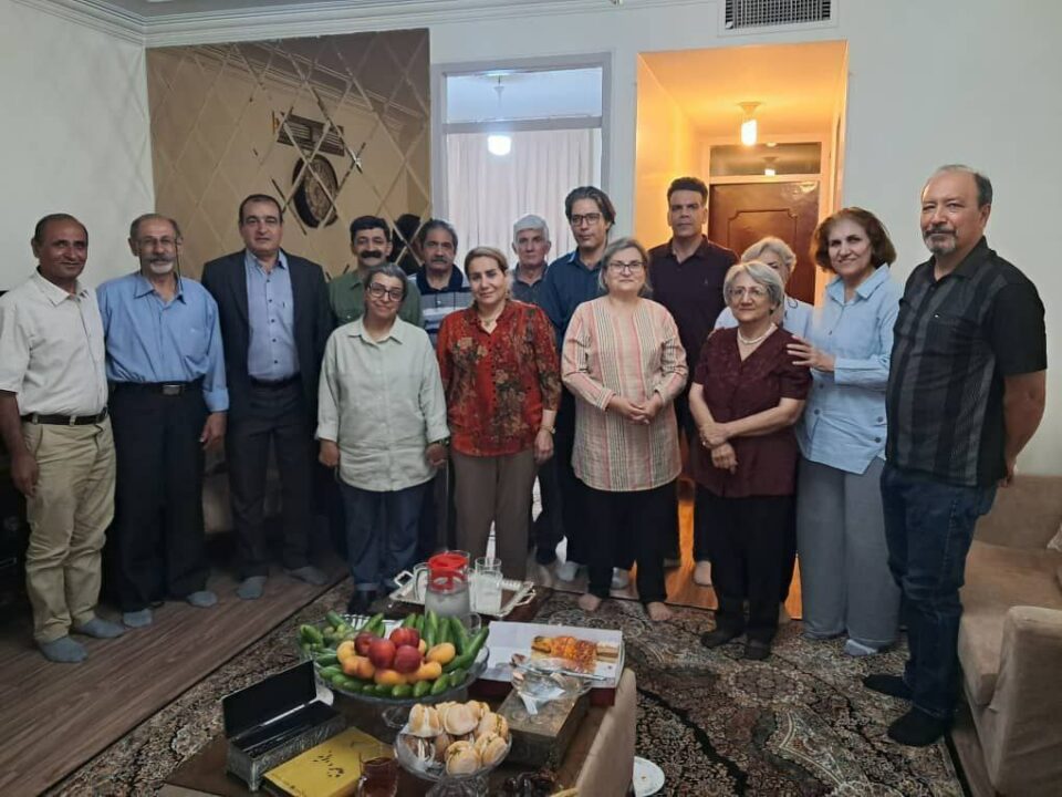 دیدار فعالان صنفی و مدنی با معلم آزادشده از زندان اوین