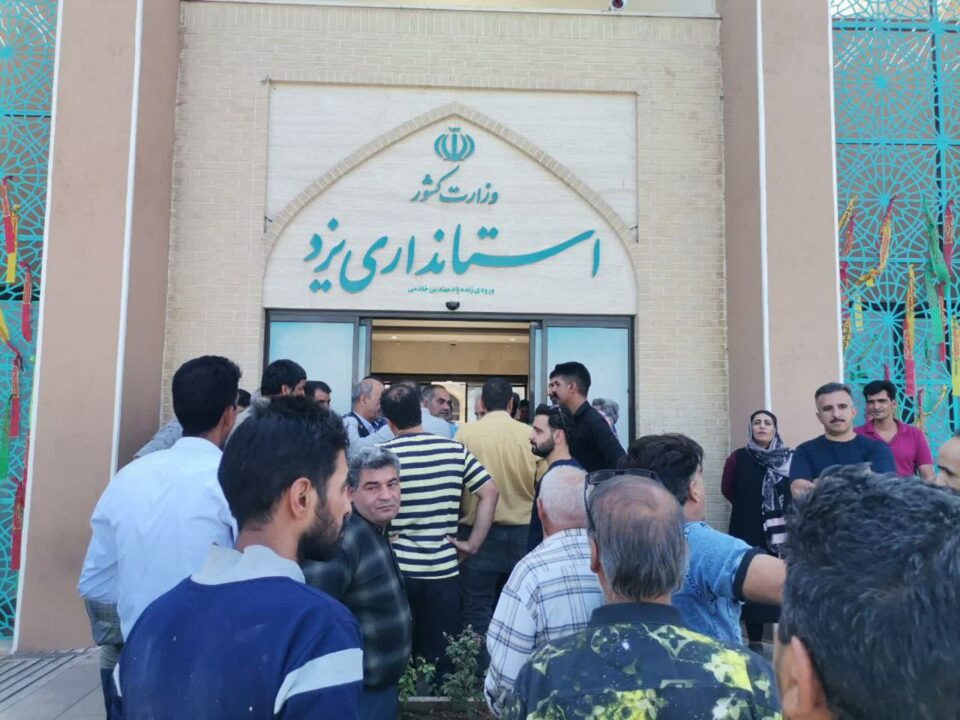 سومین روز تجمع و اعتراض نانوایان در مشهد و یزد