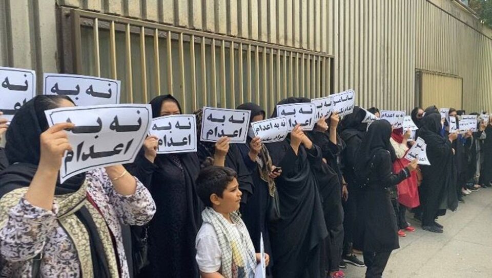 تجمع خانواده‌های زندانیان محکوم به اعدام مقابل مجلس