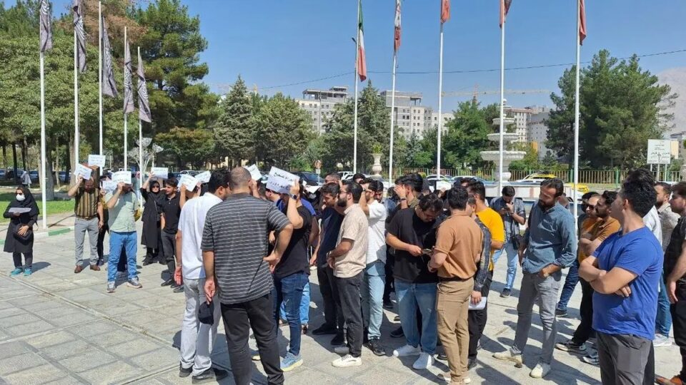 تجمع و اعتراض پرستاران کرمانشاه در روز پرستار1