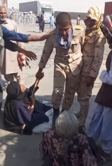 ضرب‌وشتم دو زن سالخورده بلوچ توسط یک سرباز در مرز میلک1
