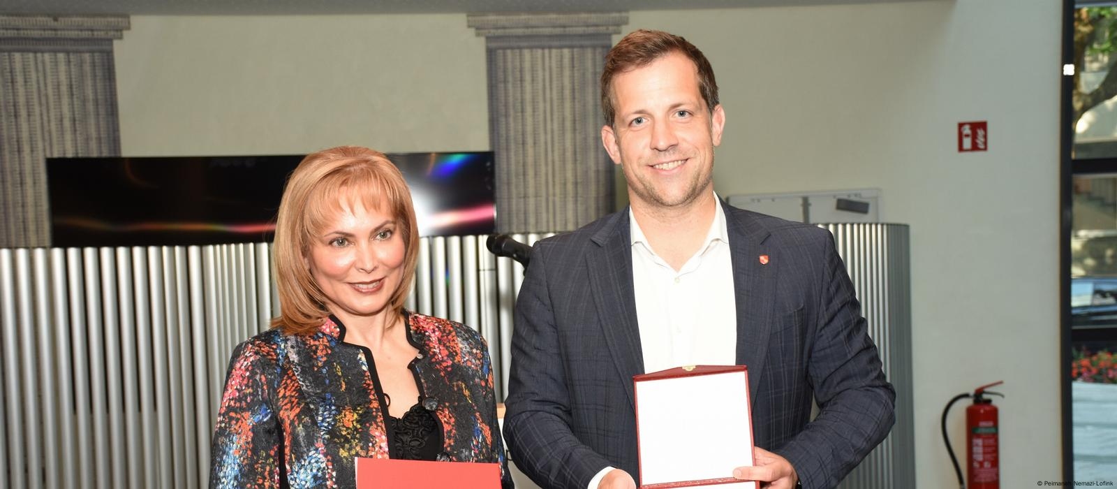 اعطای دو نشان افتخار به پیمانه نمازی-لوفینک، فعال ایرانی در آلمان