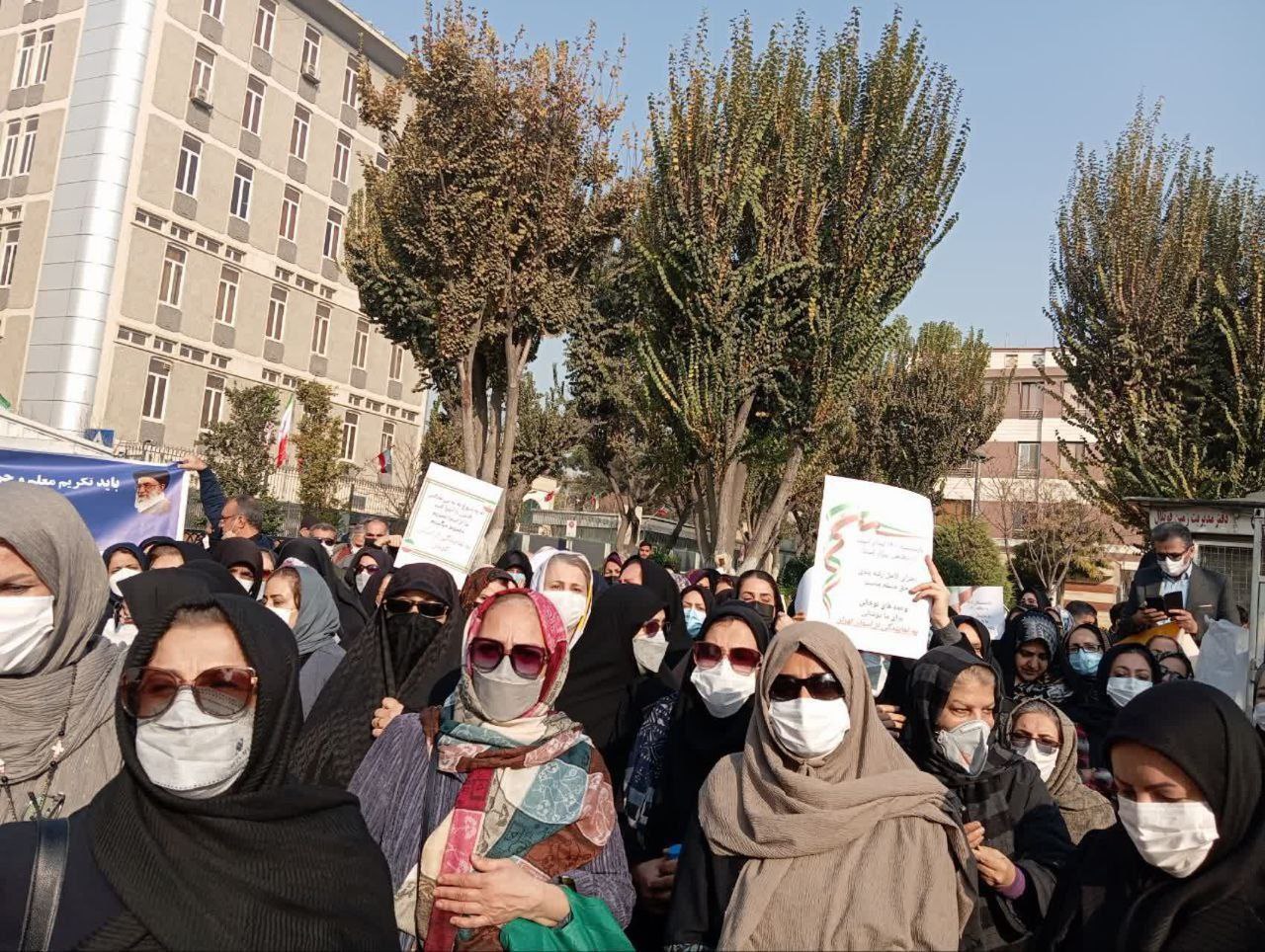 تجمع اعتراضی بازنشستگان فرهنگی در مقابل مجلس