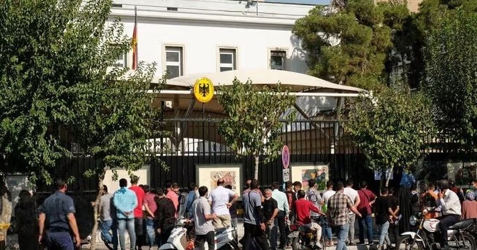 تجمع درخواست‌کنندگان ویزای آلمان در تهران