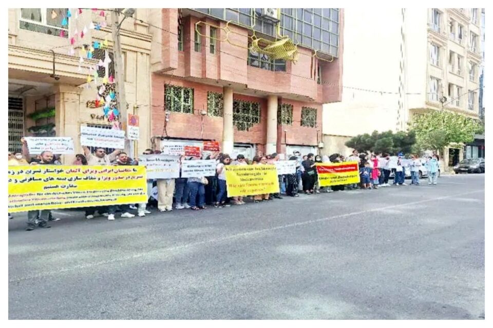 تجمع معترضان مقابل سفارت اتریش در تهران 1