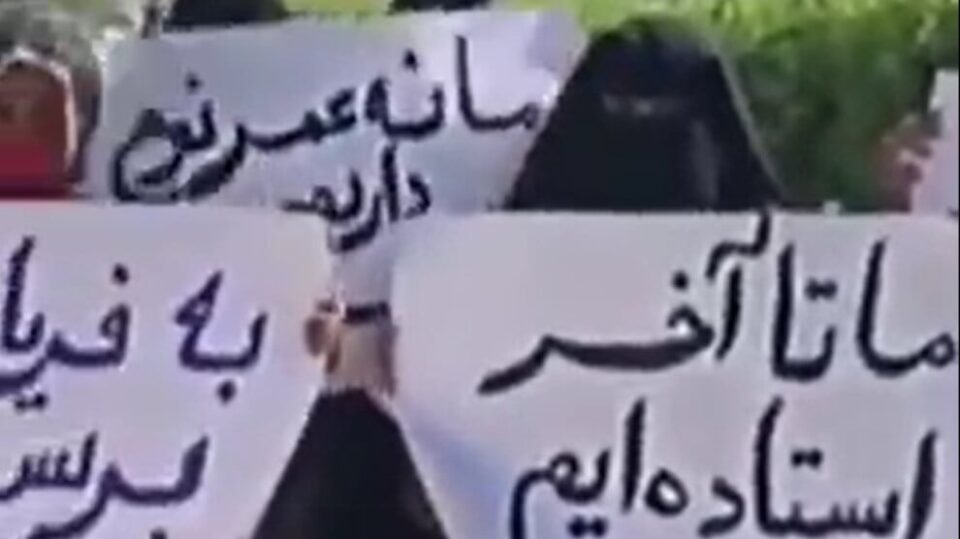 تداوم گردهمایی اعتراضی زنان ساکن منطقه کمپ در چابهار 1