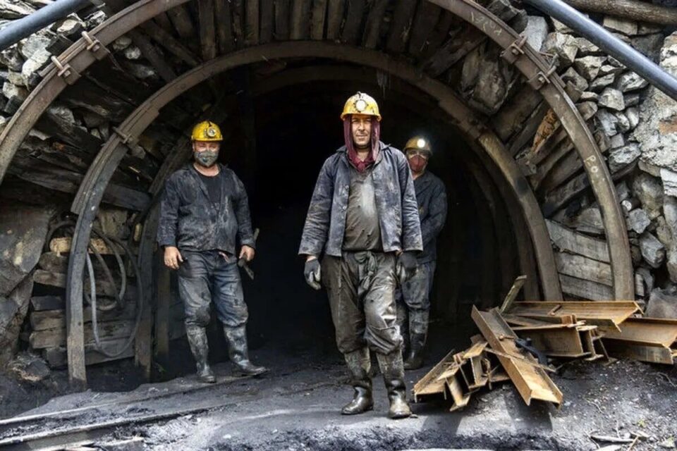 ورشکستگی پیمانکاران و بلاتکلیفی کارگران در معادن سیرجان1