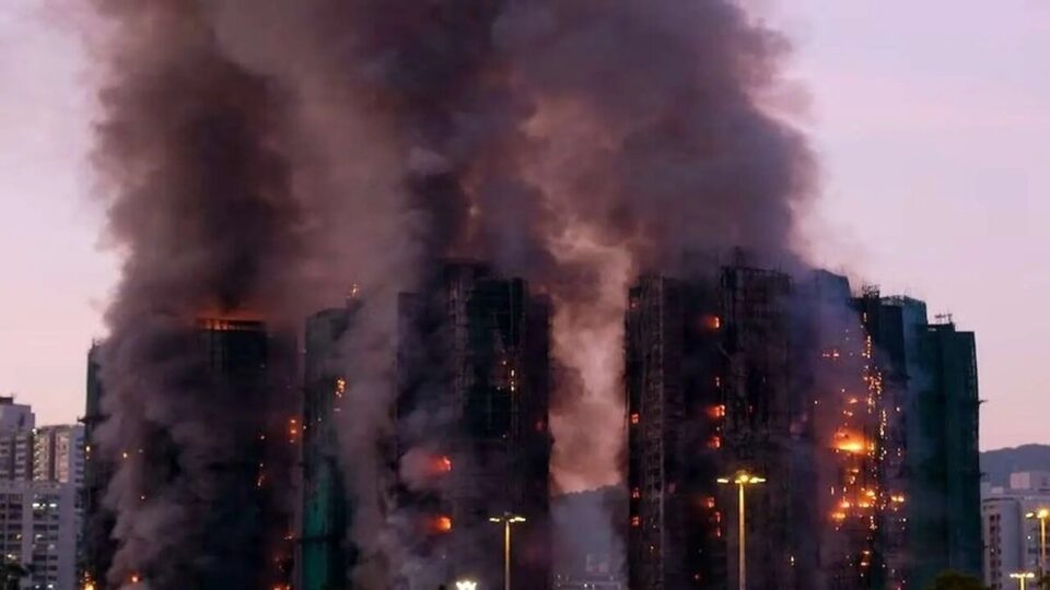 وقوع آتش‌سوزی مرگبار در چند برج مسکونی هنگ‌کنگ2