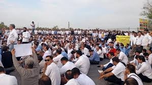 ادامه تجمع اعتراضی کادر درمان  بیمارستان رازی اهواز