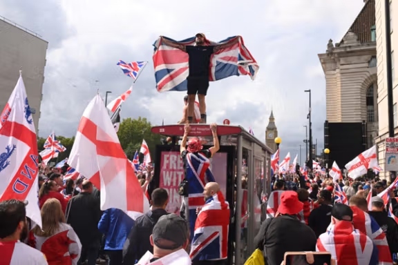 ادامه تحصن فعالان سیاسی ایرانی مقابل وزارت خارجه بریتانیا