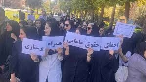 استمرار تجمع اعتراضی کارکنان بیمارستان‌های همدان