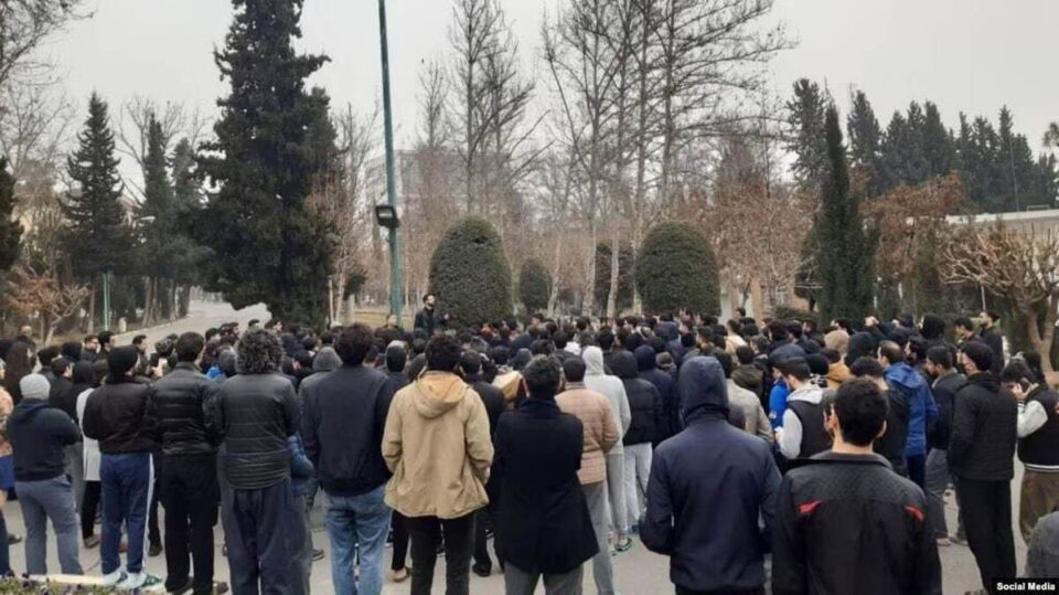 تجمع اعتراضی دانشجویان کوی دانشگاه تهران 1