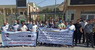 تجمع اعتراضی مرغداران ایلام مقابل استانداری