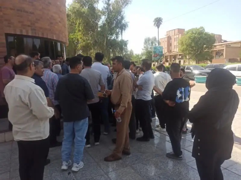 تجمع اعتراضی نانوایان در مقابل استانداری خوزستان