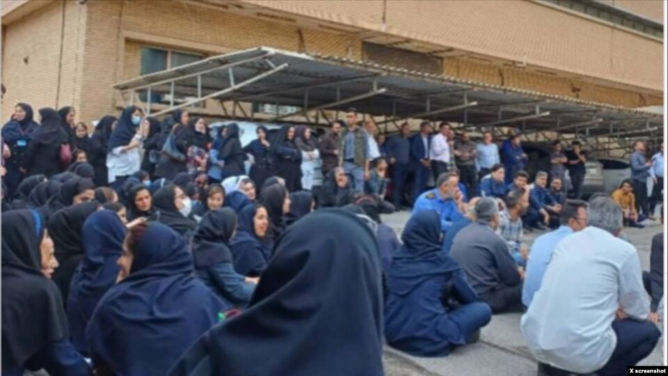تجمع اعتراضی پرسنل بیمارستان خمینی اهواز 1