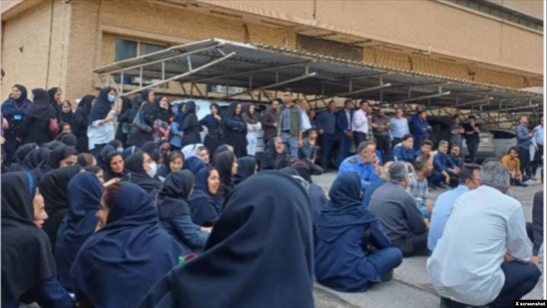 تجمع اعتراضی پرسنل بیمارستان خمینی اهواز