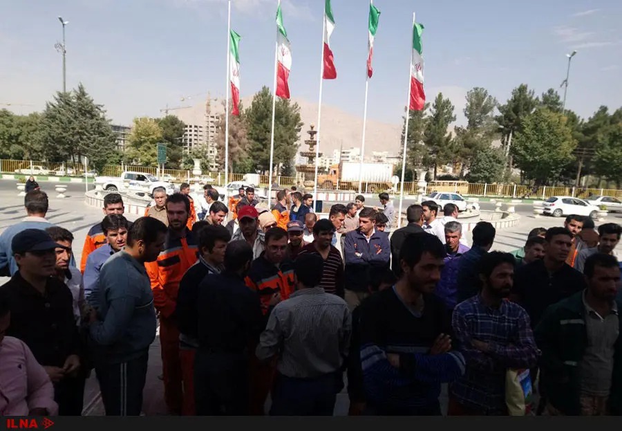 تجمع اعتراضی کارگران خدماتی شهرداری کرمانشاه