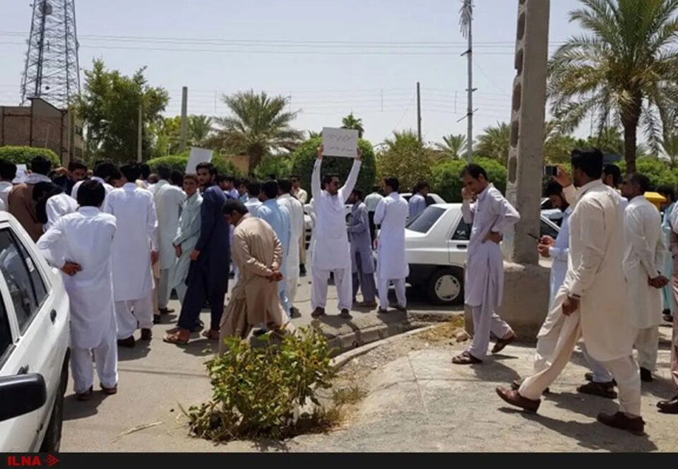 تجمع شهروندان ایرانشهر مقابل فرمانداری