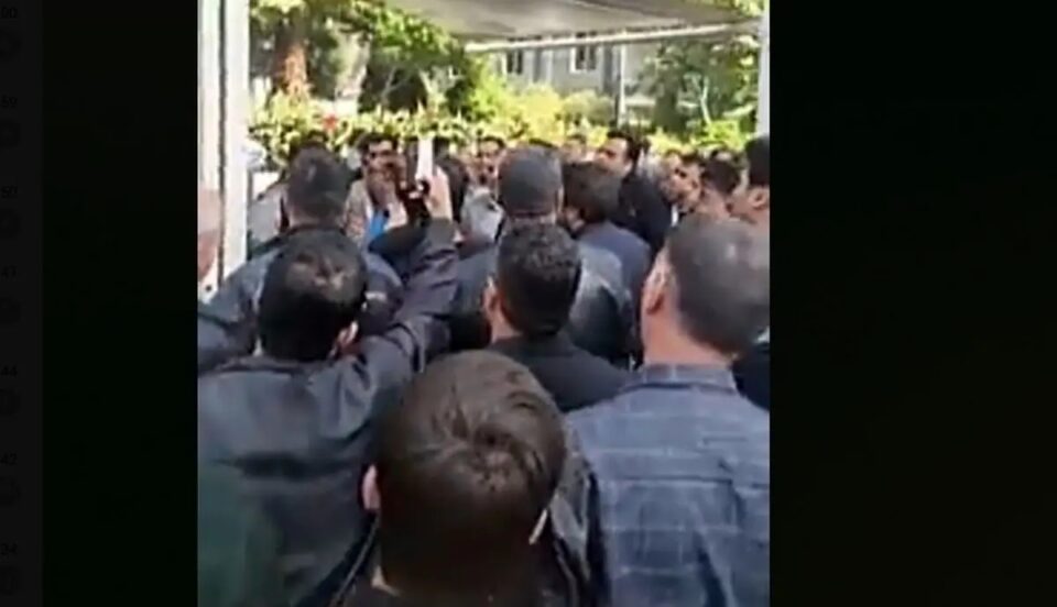 تجمع مرغداران مقابل مجلس در تهران1