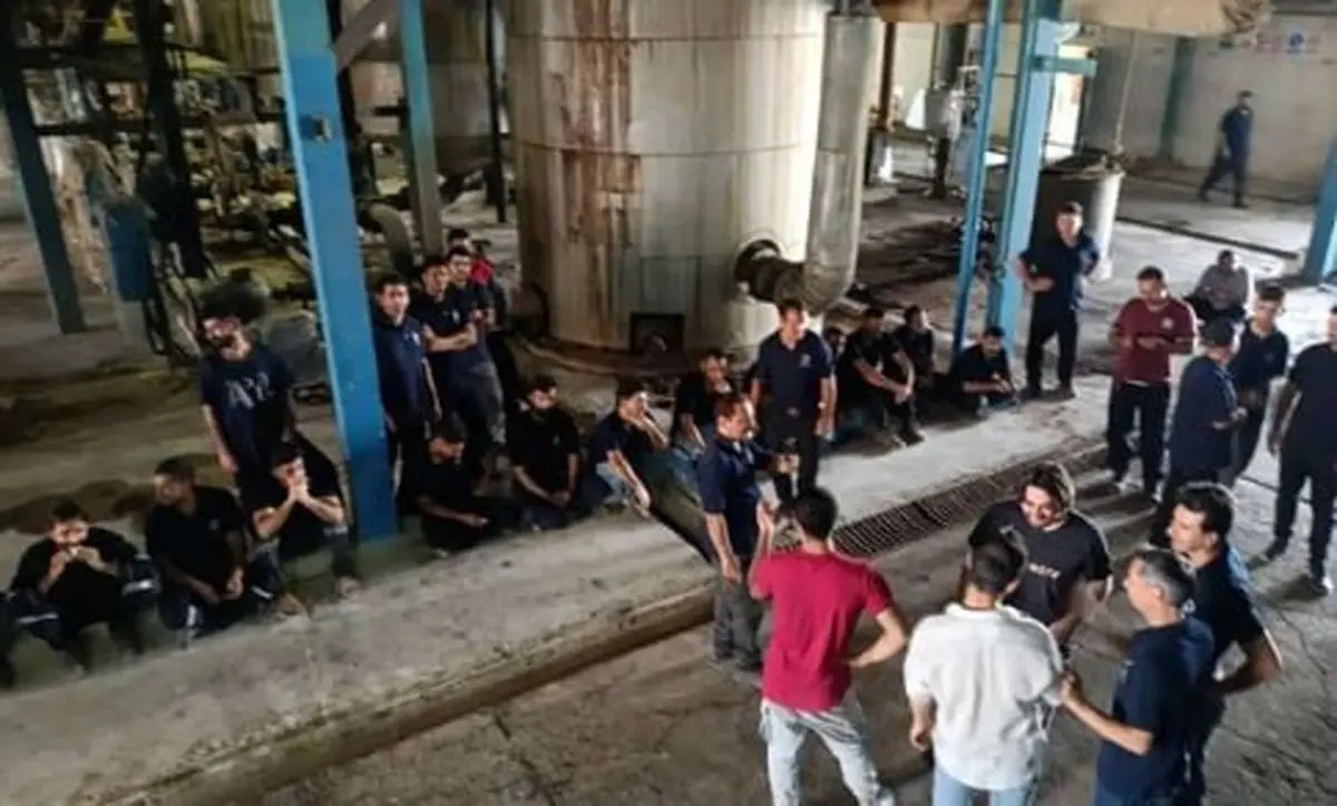 تداوم تجمع کارگران کارخانه قند خاورمیانه در شوش