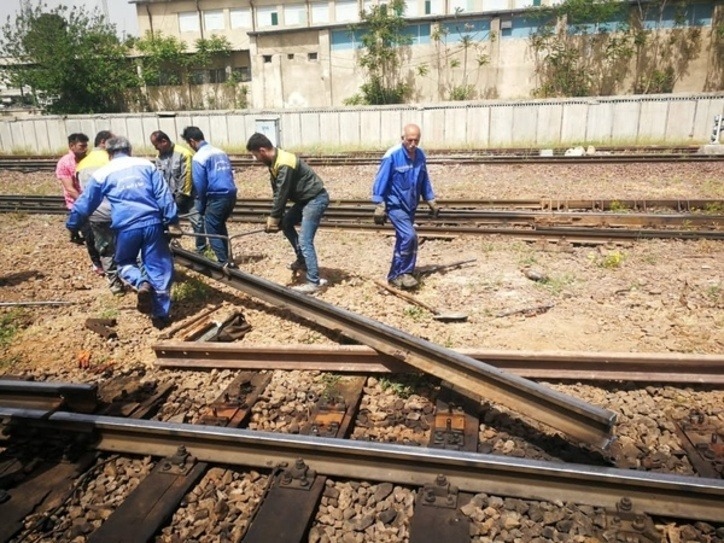 تداوم نارضایتی کارگران شرکتی ابنیه فنی راه‌آهن زاهدان