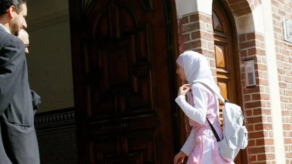 ممنوعیت استفاده از روسری برای دختران در اتریش1