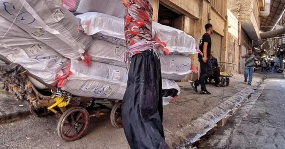 وضعیت دشوار کارگران باربر در بازار تهران