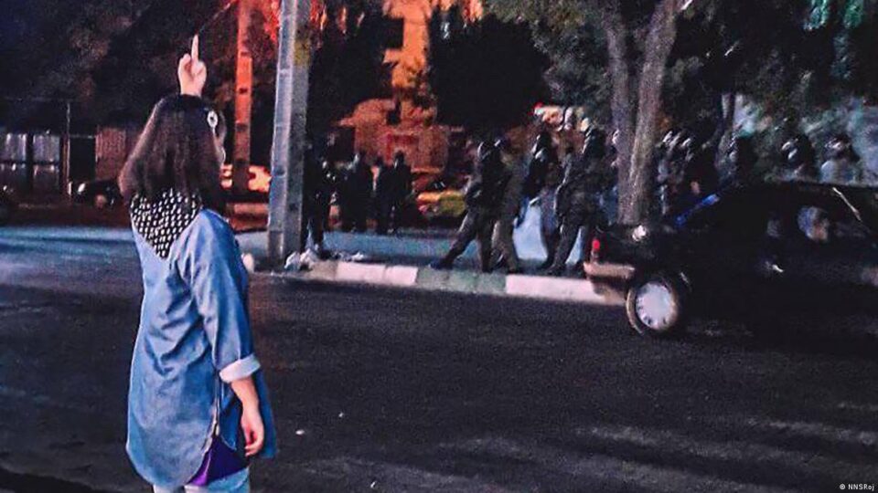 انتقال زنان و دانش‌آموزان دختر بازداشتی به زندان عادل‌آباد شیراز2