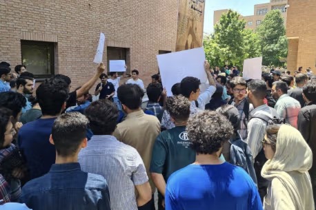 تجمع اعتراضی دانشجویان دانشگاه علوم پزشکی تهران