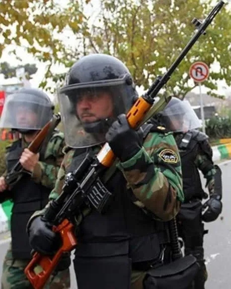 حضور گسترده نیروهای نظامی با خودرو زرهی و موتورسواران در زاهدان