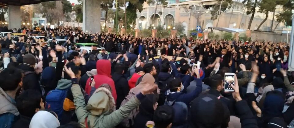 حمله نیروهای حکومتی به مراسم خاکسپاری معترضان در تهران