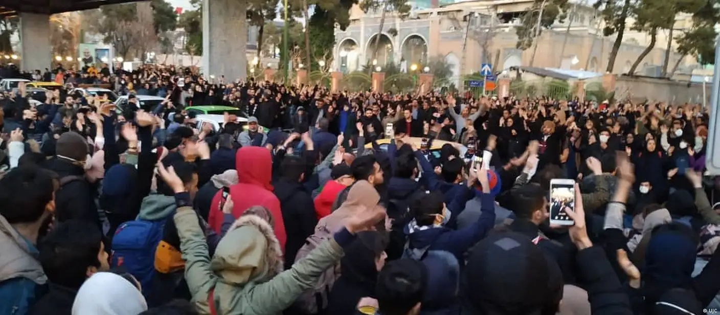 حمله نیروهای حکومتی به مراسم خاکسپاری معترضان  در تهران