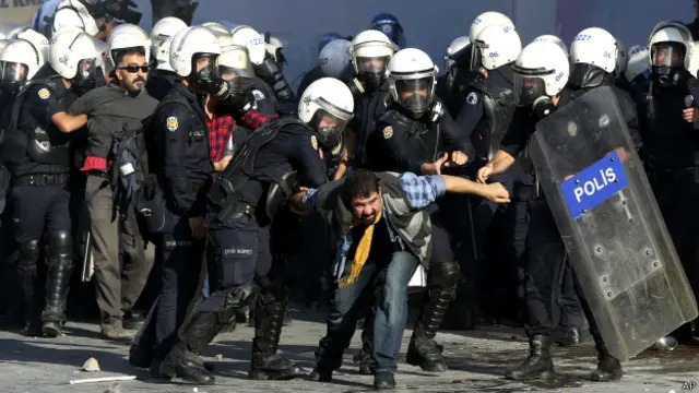 سرکوب تظاهرات اعتراضی در وان در اعتراض به حملات علیه روژآوا