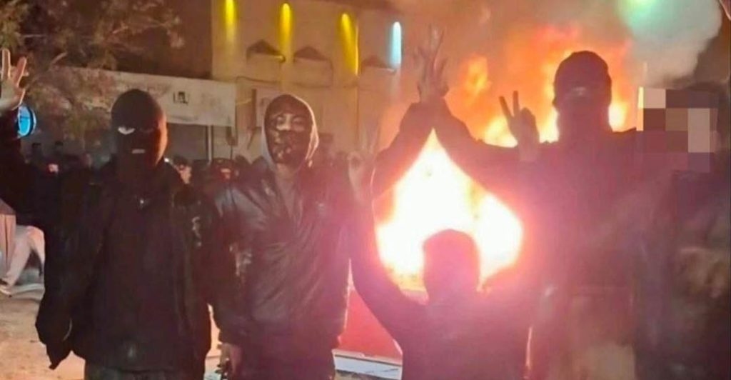 مراسم خاکسپاری نوجوان جان‌باخته با شعارهای اعتراضی در آبدانان