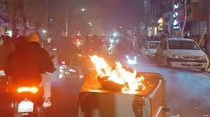 پایین آوردن نمادهای حکومتی همزمان با تداوم اعتراضات در ایران